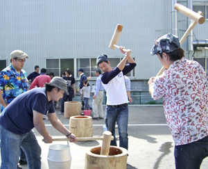 Pounding Rice Into Delicious Mochi