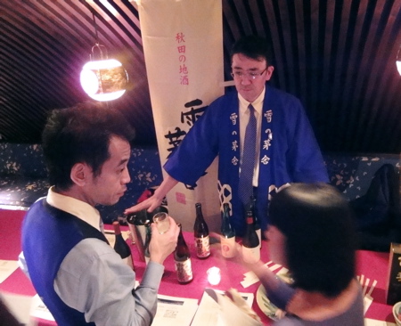 Saito-san pours Yukinobosha sake!