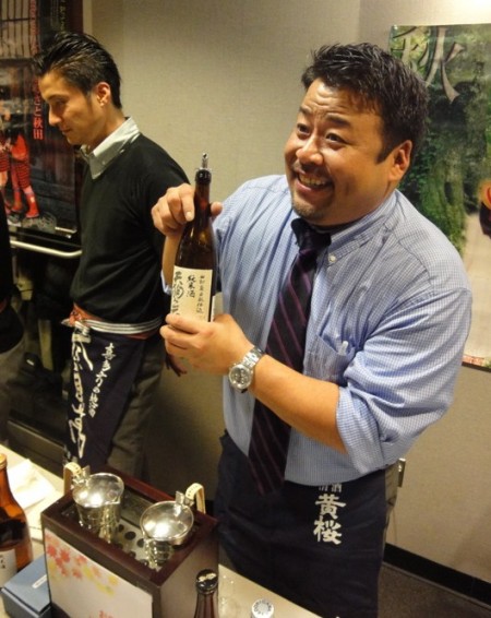 Kuno-san pours Tengumai